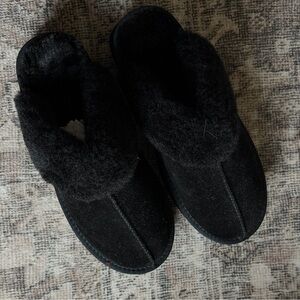 black platform faux fur slippers